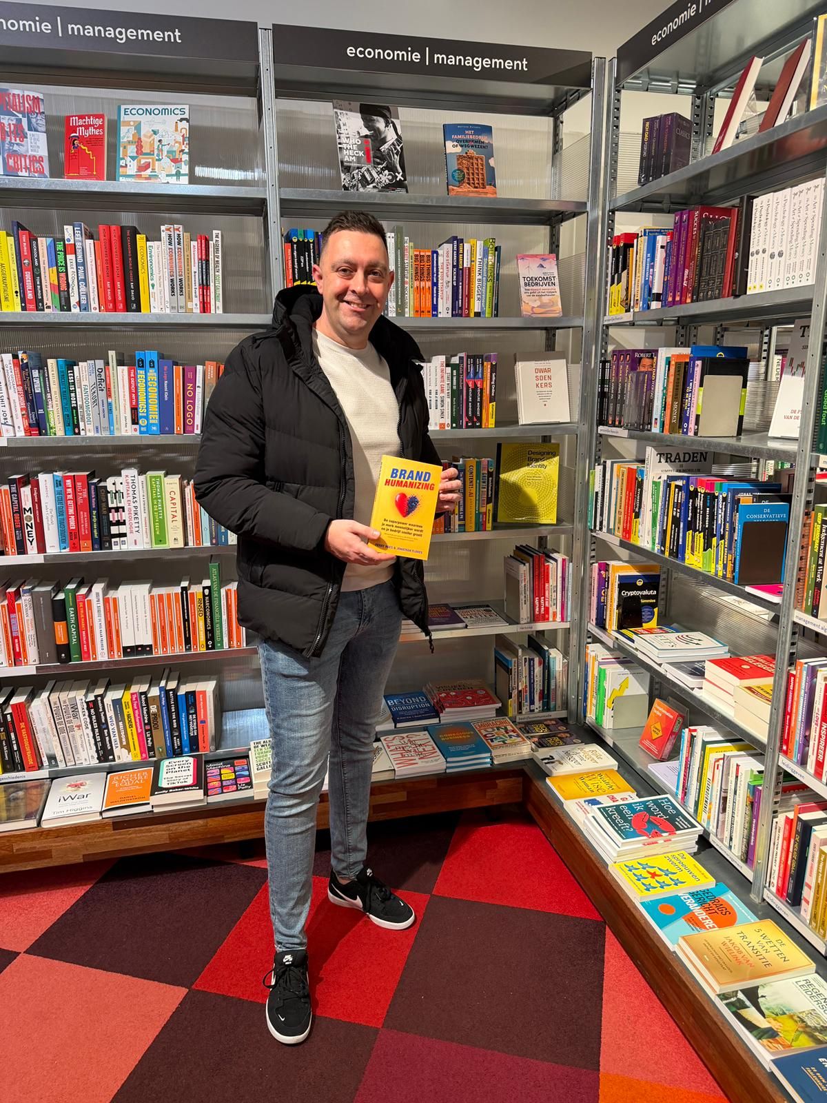Ferry Hoes met zijn boek
